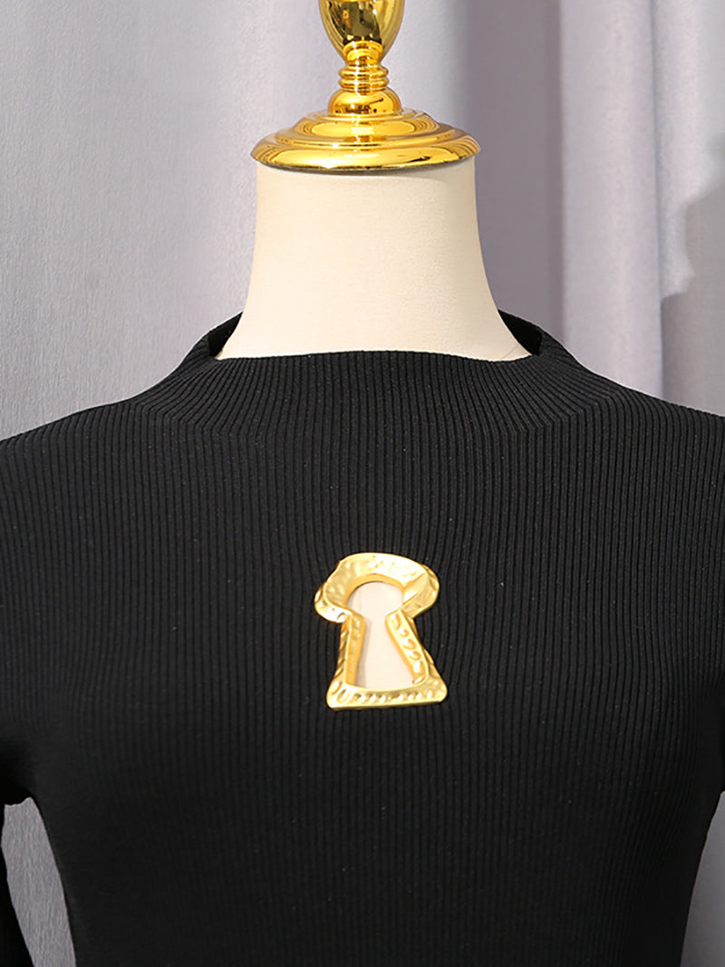 Round Collar Metal Keyhole Embellishment Knit Sweater