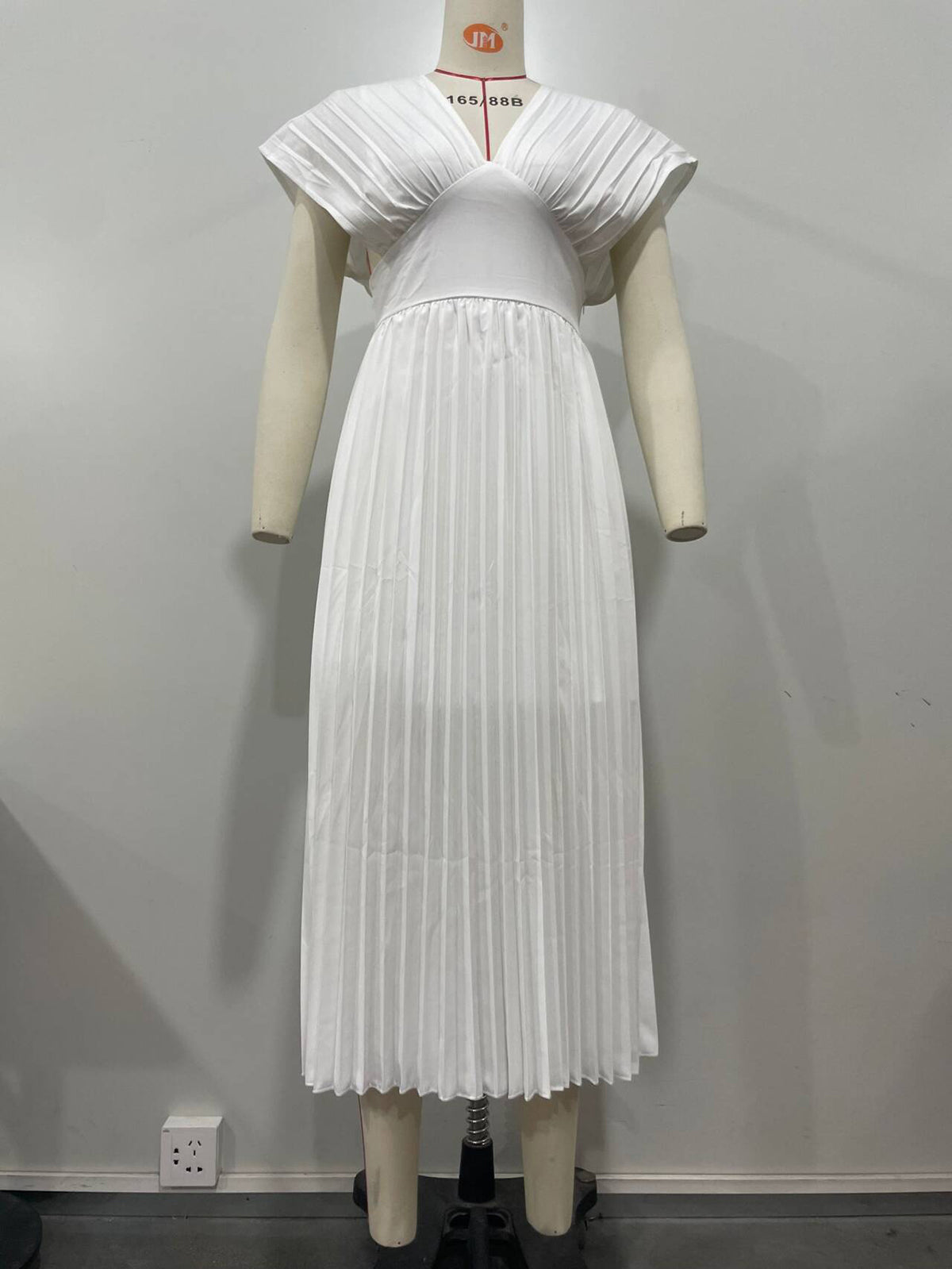 Elegant V-Neck Sleeveless Cinched Waist Pleated Dress